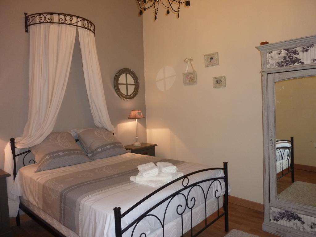Le Comptoir Des Ecoliers Bed & Breakfast Gémozac Rom bilde