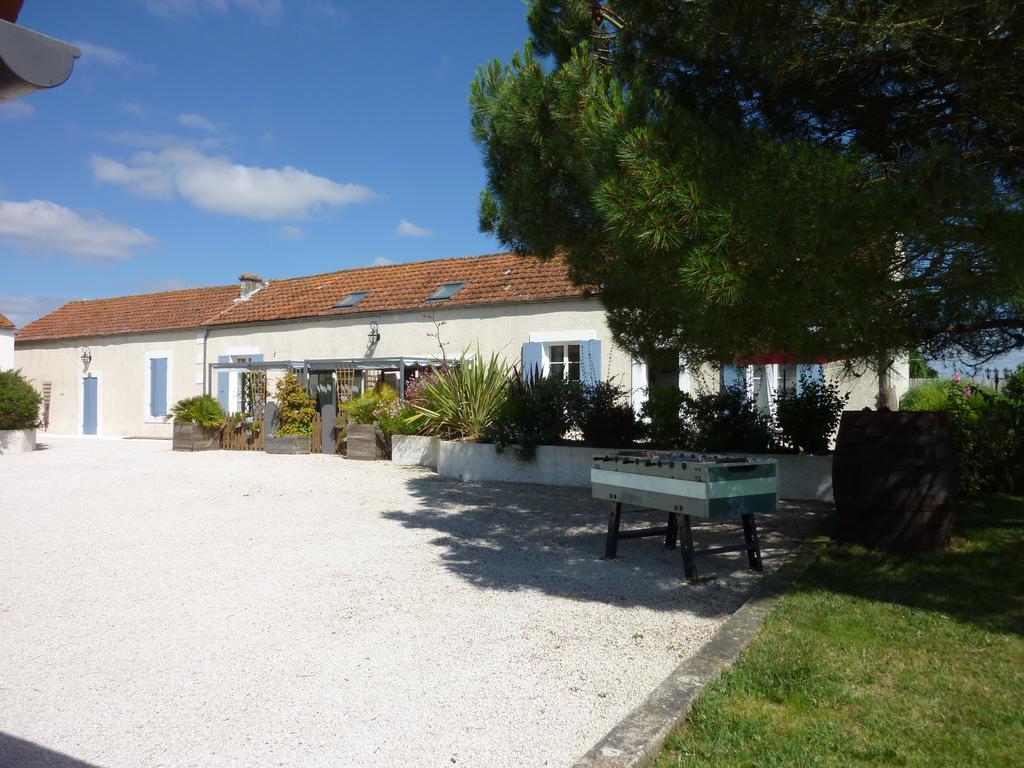 Le Comptoir Des Ecoliers Bed & Breakfast Gémozac Eksteriør bilde
