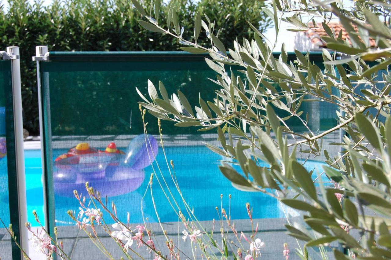 Le Comptoir Des Ecoliers Bed & Breakfast Gémozac Eksteriør bilde